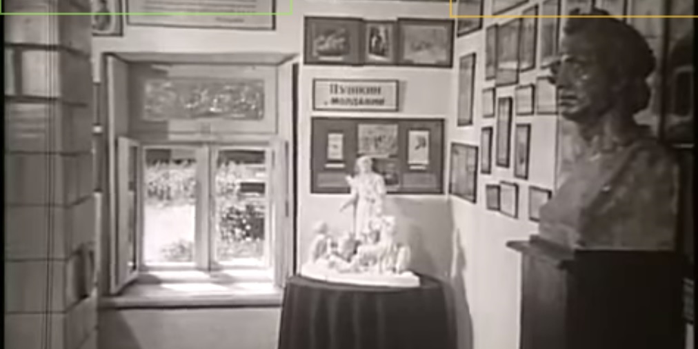 Expoziţie în casa-muzeul Puşkin în Chişinău în anii 1960 -  o imagine din ‘Stolitsa Moldavii. Ocerk-ekskursiia po Kişiniovu 1960-kh gg.’ [Capitala Moldovei.  Un reportaj-excursie la Chişinău în anii 1960], film de scurt metraj.