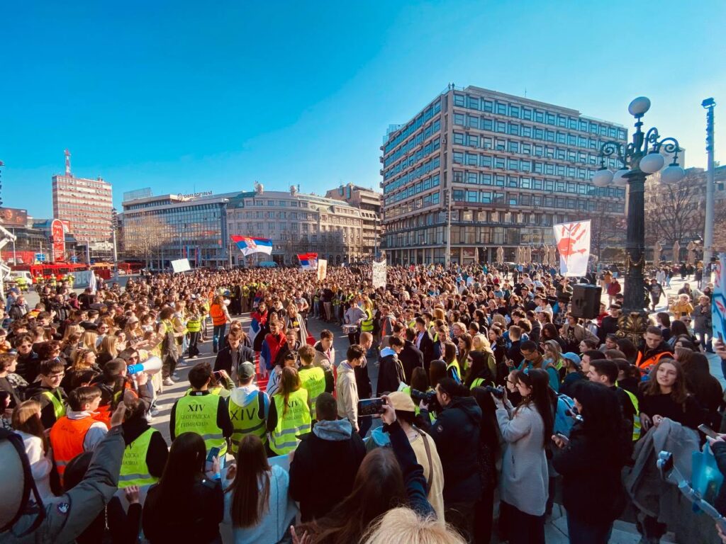 „Fiecare colț al țării vorbește într-o singură voce”: studentele din întreaga Serbie merg spre Belgrad.