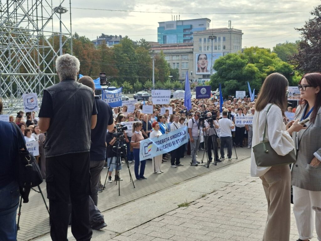 Cu termometrul docilității la protestul pedagogilor