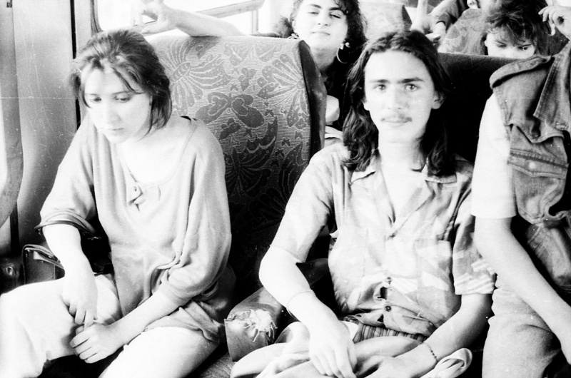 „Scenă din autobuz, un grup de studenţi şi liceeni de la Chişinău, în drum spre cel de al doilea Pod de flori, la 16 iunie 1991”. Foto: Lina Grâu