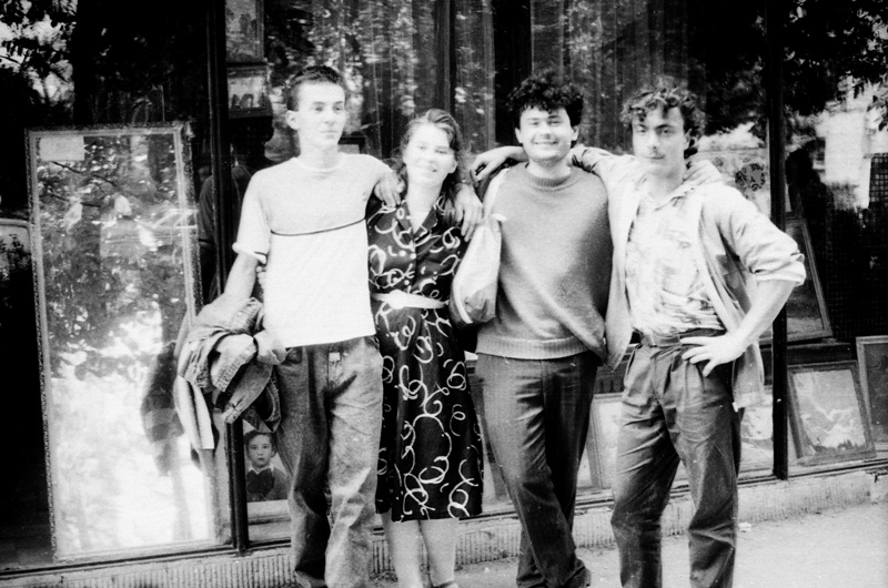 Un grup de tineri basarabeni şi români, la Iaşi, cu ocazia Podului de flori de la 16 iunie 1991. Arhiva foto Lina Grâu.